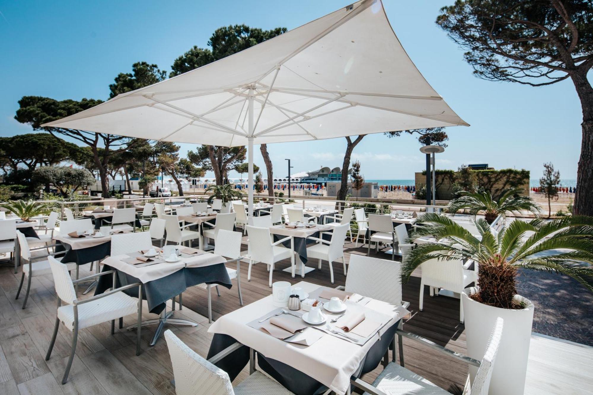 Hotel Luna Centrale Lignano Sabbiadoro Exteriér fotografie